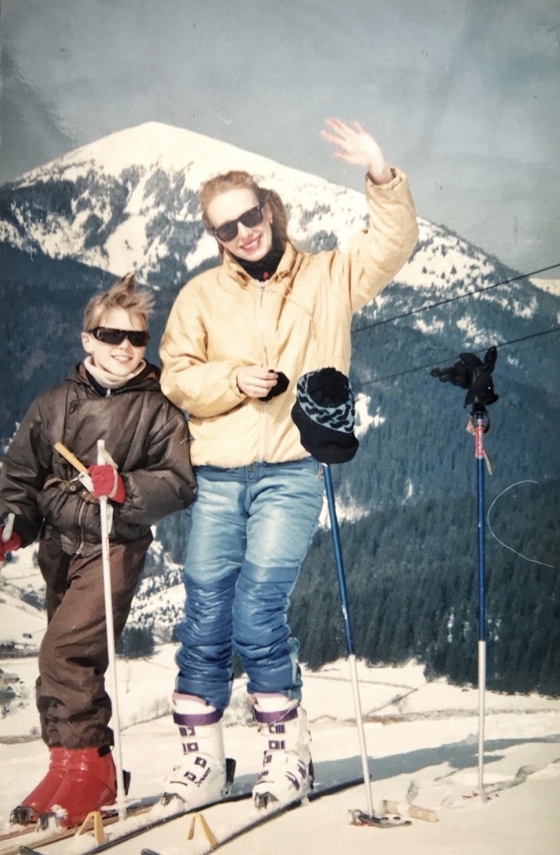 Від Barbie до парфумів Dior: що знаходили під подушкою українські зірки на День Святого Миколая